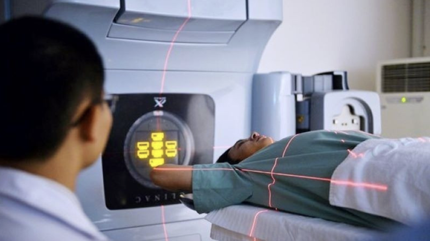 Kiểm soát chặt chiếu xạ trong y tế theo Nghị định 332/2025/NĐ-CP: Siết phân vùng liều, theo dõi liều kế, báo sự cố trong 24 giờ